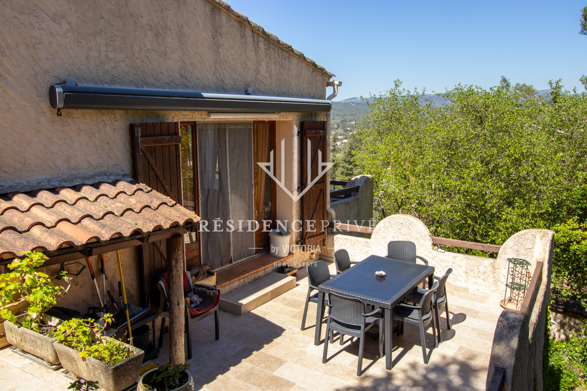 Villa avec terrain de 3000m2 et appartement indépendant