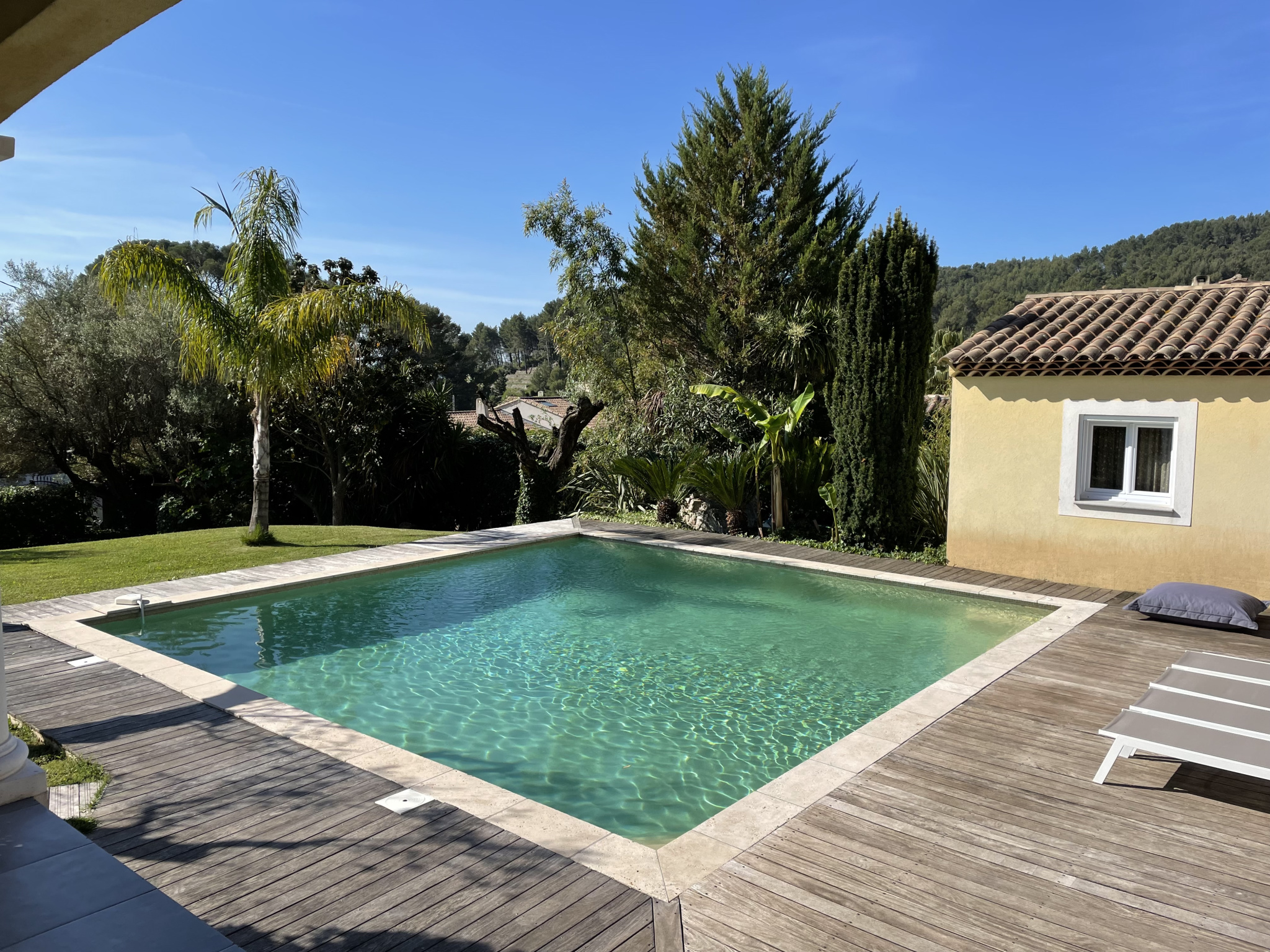 Villa d&rsquo;architecte de 221m2 9P 7Ch avec Piscine et Pool house à SOLLIES PONT. Rendement locatif important.