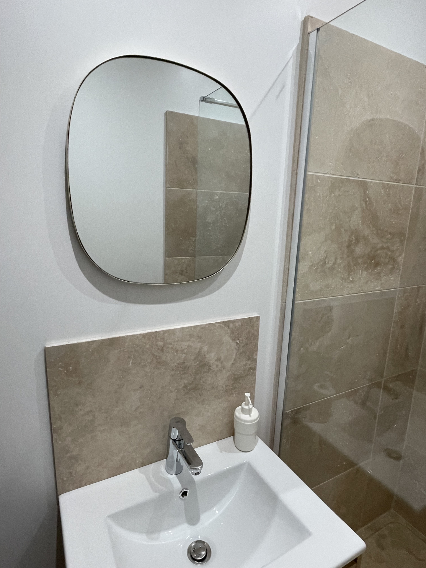 Villa d&rsquo;architecte de 221m2 9P 7Ch avec Piscine et Pool house à SOLLIES PONT. Rendement locatif important.