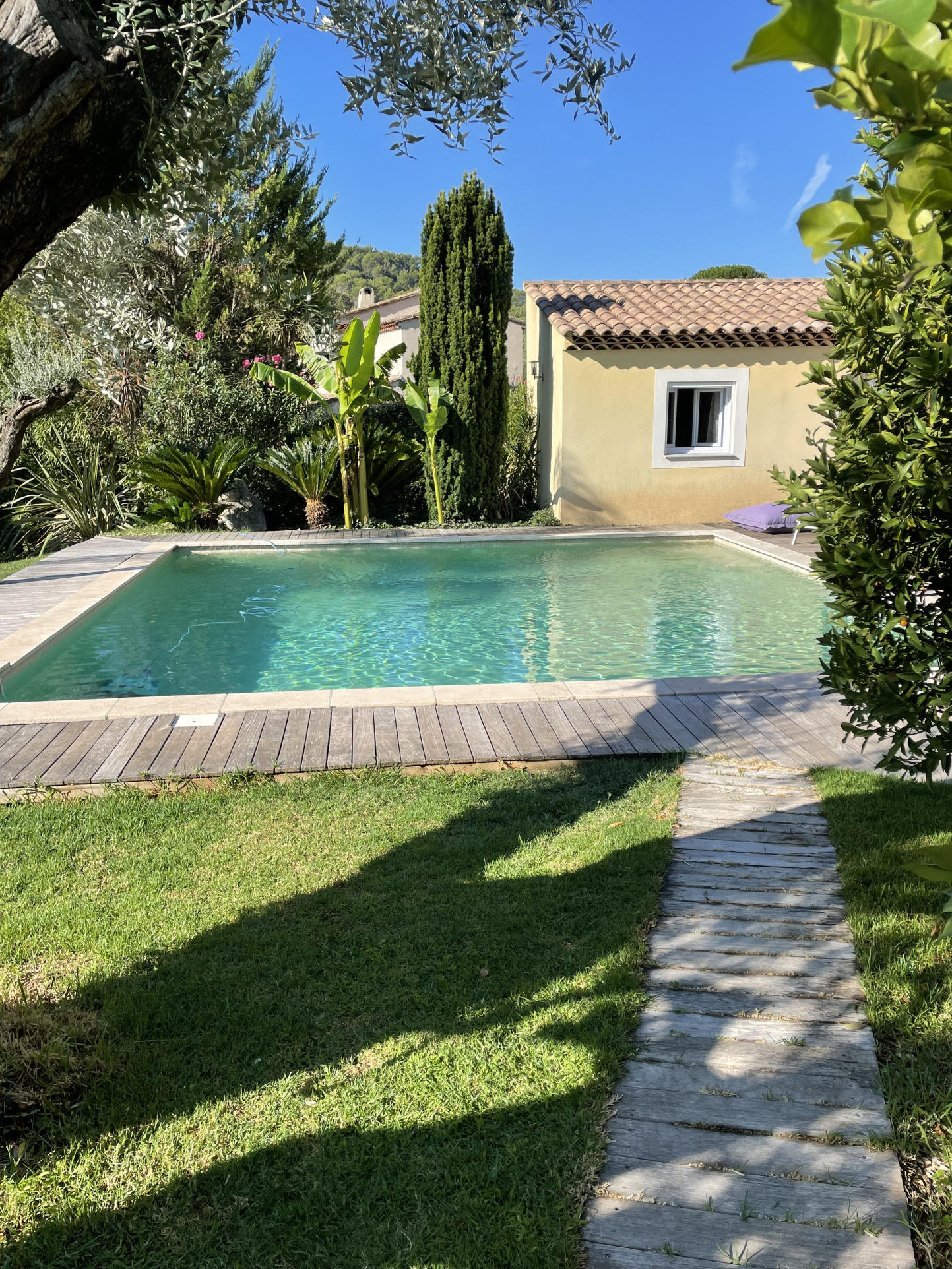 Villa d&rsquo;architecte de 221m2 9P 7Ch avec Piscine et Pool house à SOLLIES PONT. Rendement locatif important.