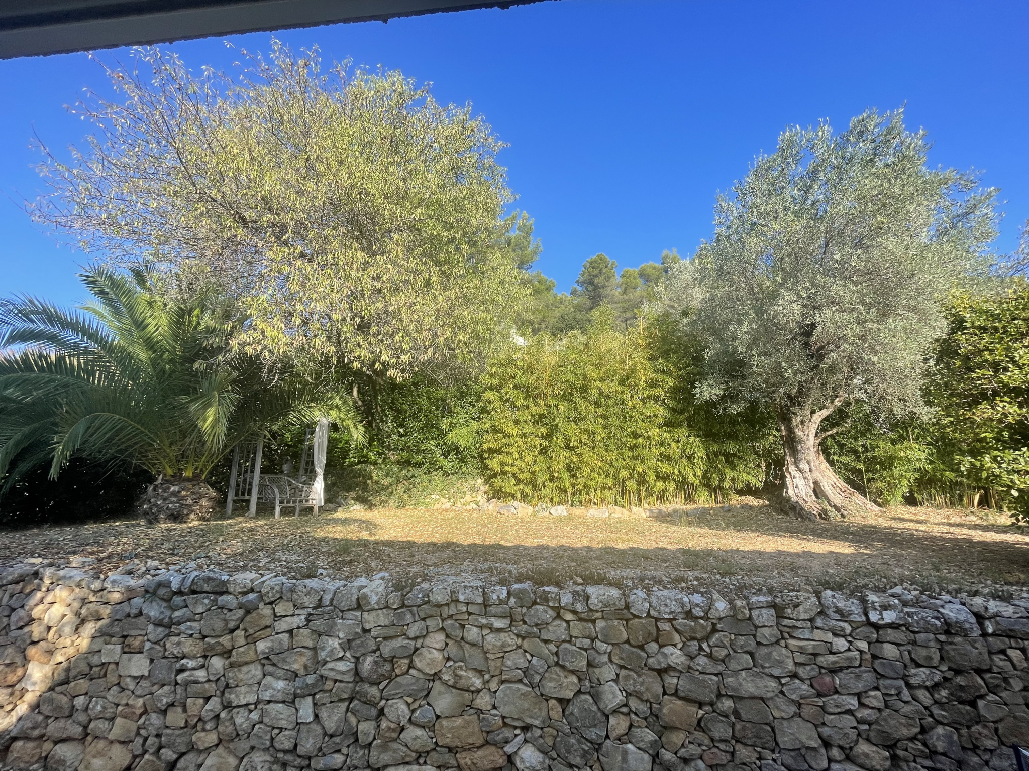 Villa d&rsquo;architecte de 221m2 9P 7Ch avec Piscine et Pool house à SOLLIES PONT. Rendement locatif important.