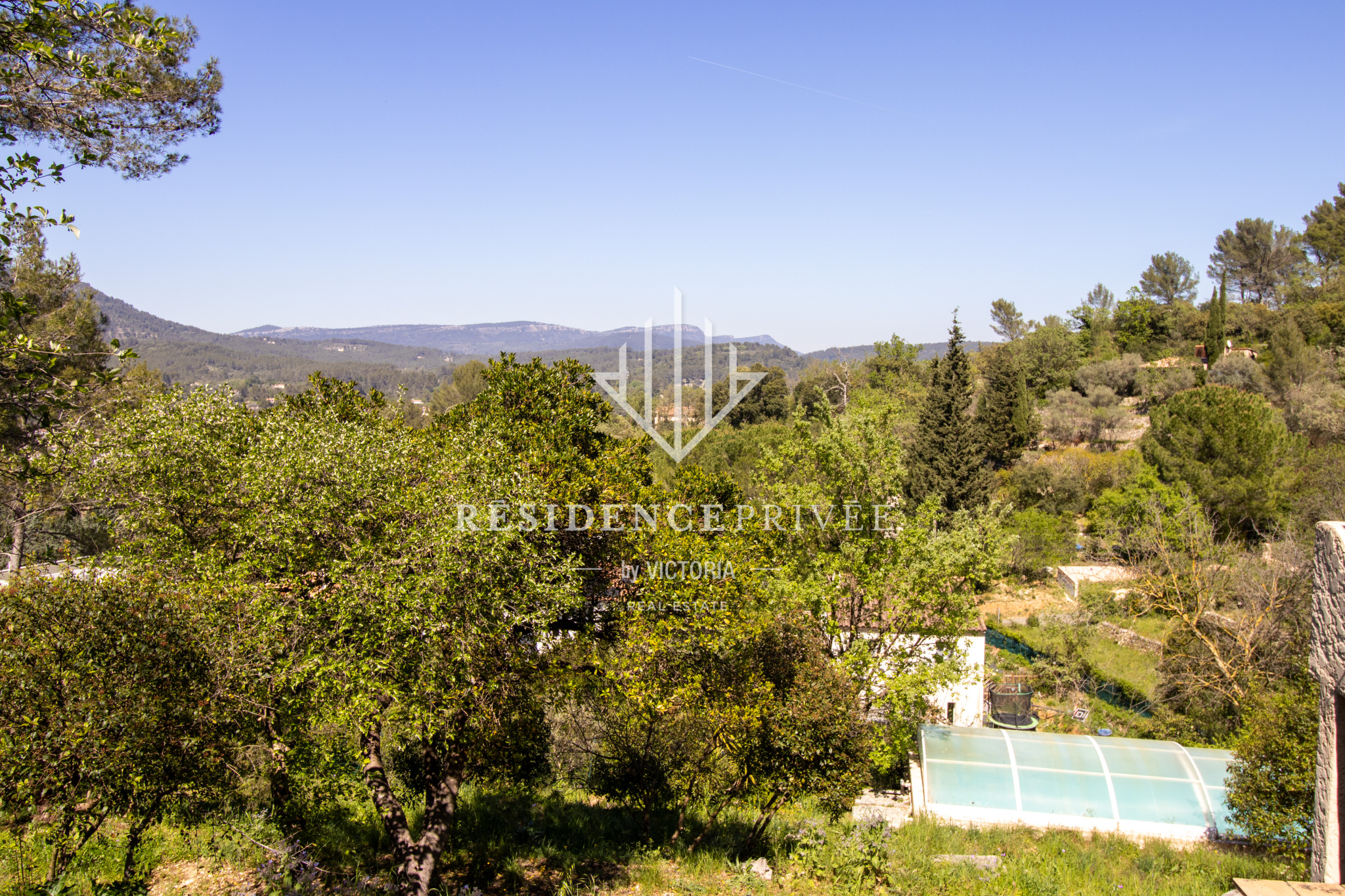 Villa avec terrain de 3000m2 et appartement indépendant