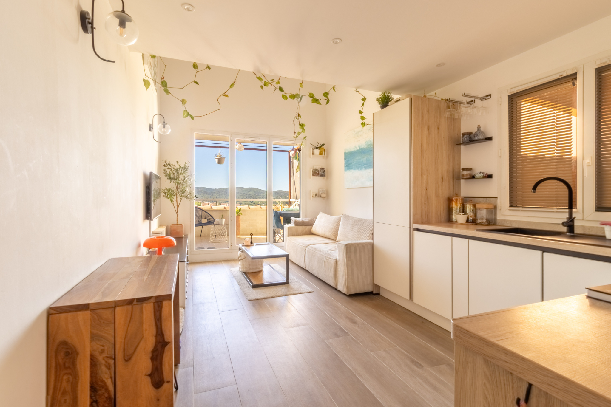 Duplex avec terrasse, entièrement rénové