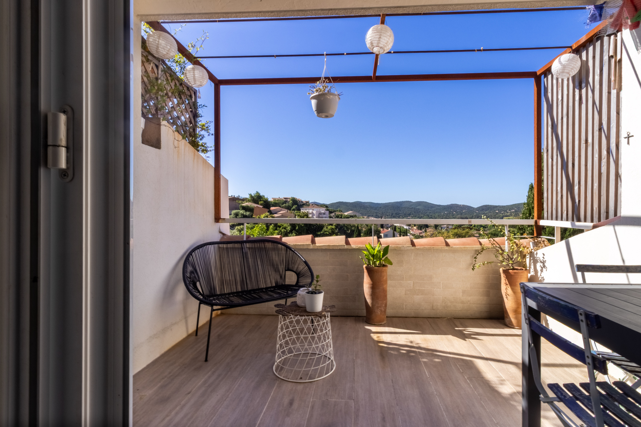 Duplex avec terrasse, entièrement rénové