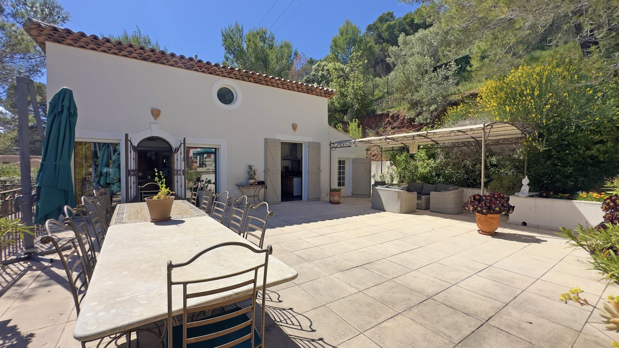 Villa de 306 m2 avec piscine et vue dégagée