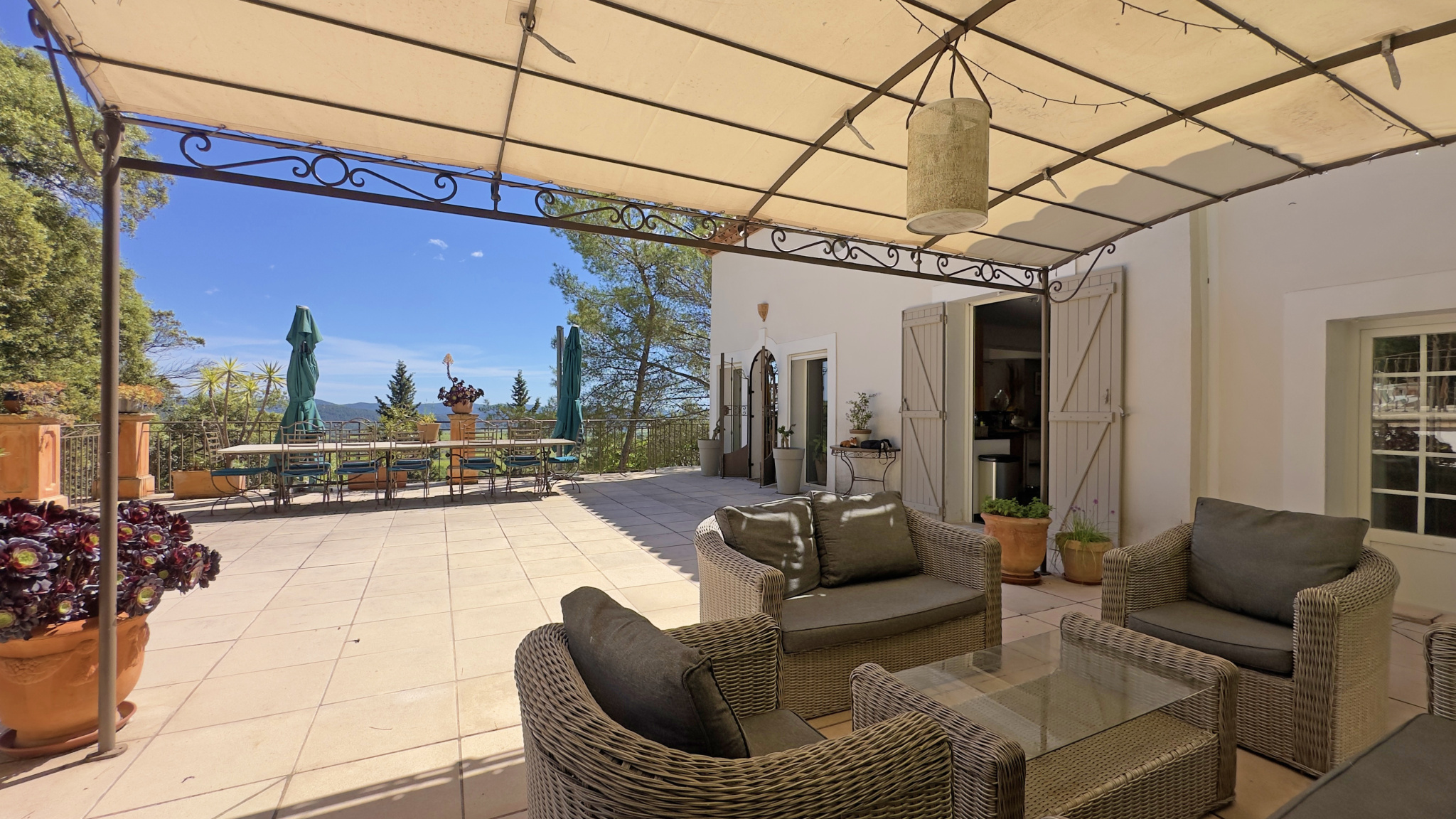 Villa de 306 m2 avec piscine et vue dégagée