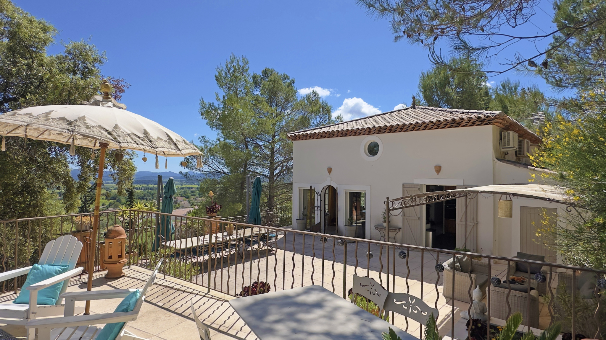 Villa de 306 m2 avec piscine et vue dégagée