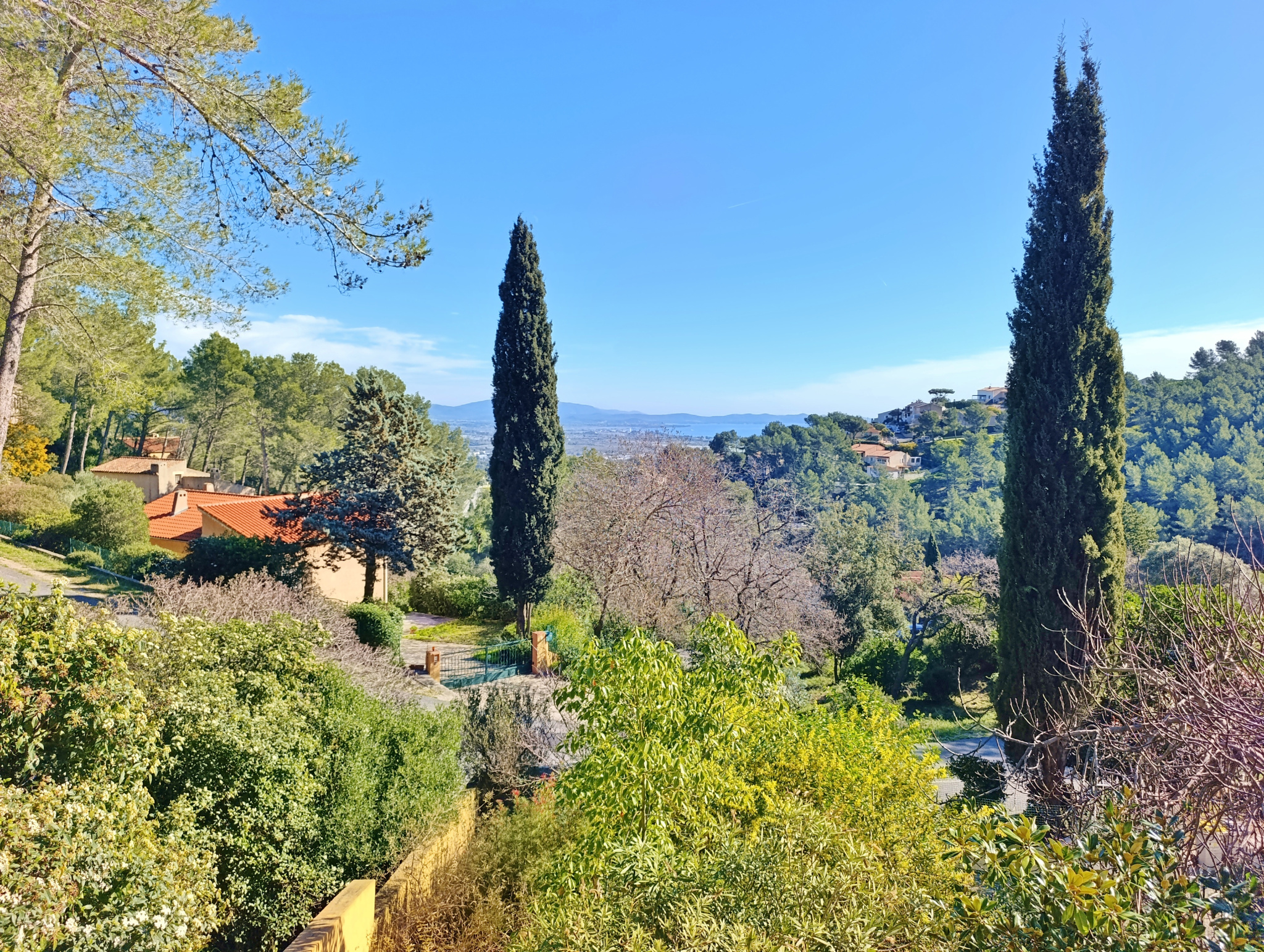 VILLA VUE DEGAGEE – MER – SECTEUR PRISE – HYERES – PISCINE – LUMINEUSE