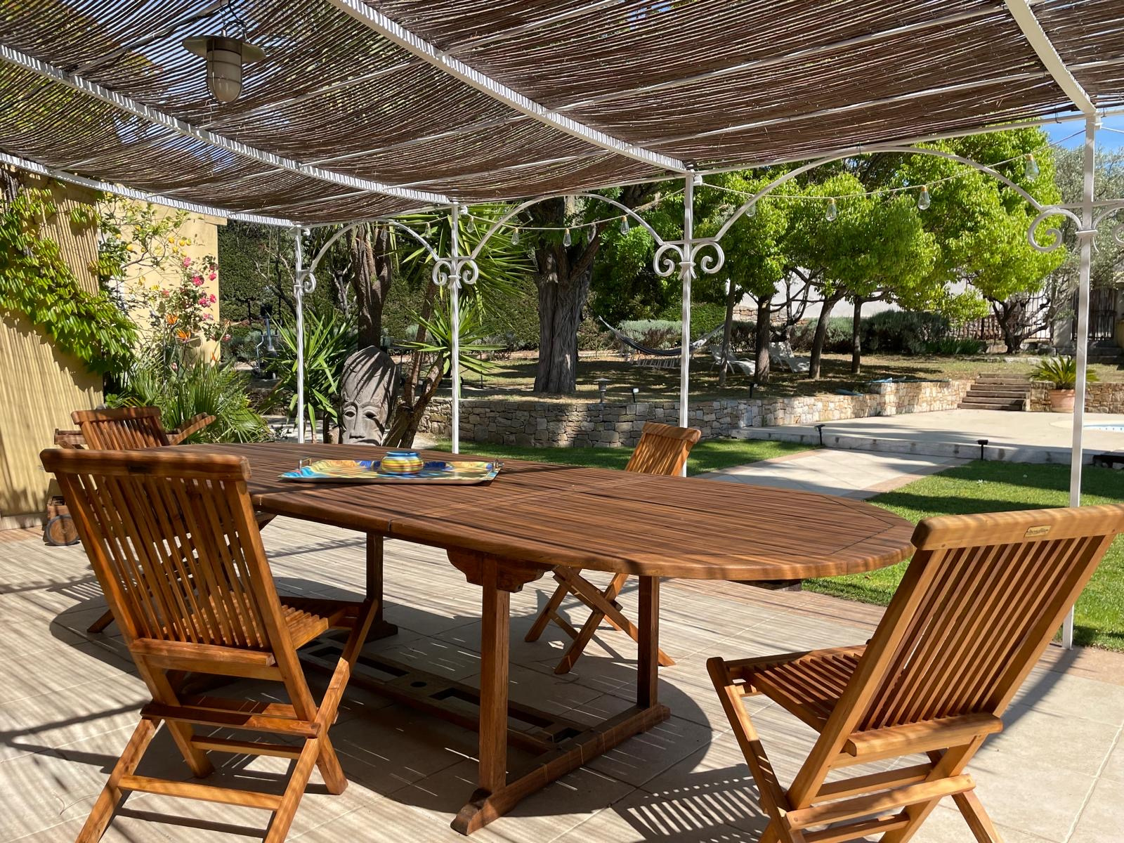 Maison avec 4 chambres, terrain de 1800m2, piscine et garage