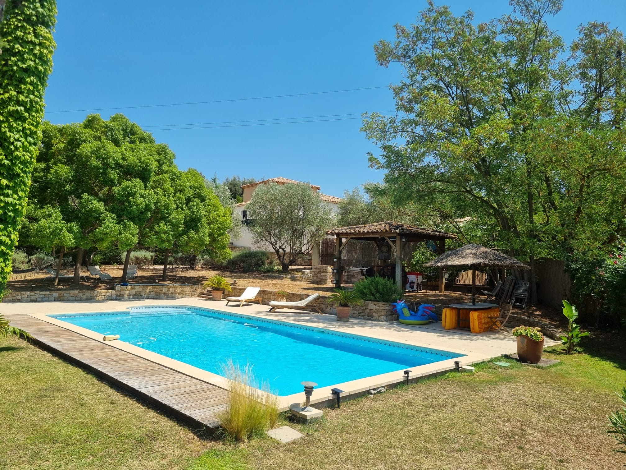 Maison avec 4 chambres, terrain de 1800m2, piscine et garage