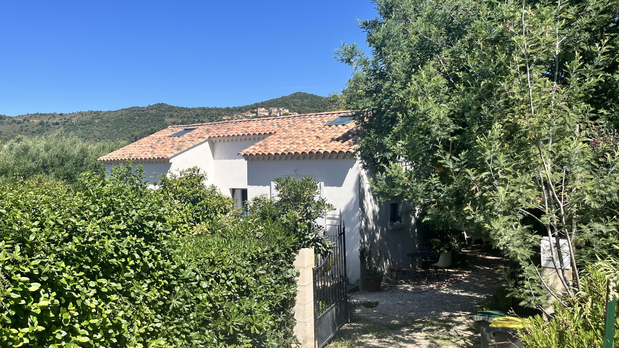 &lsquo;Villa Planquée&rsquo; sur le Paradis des années 30 avec jardin.