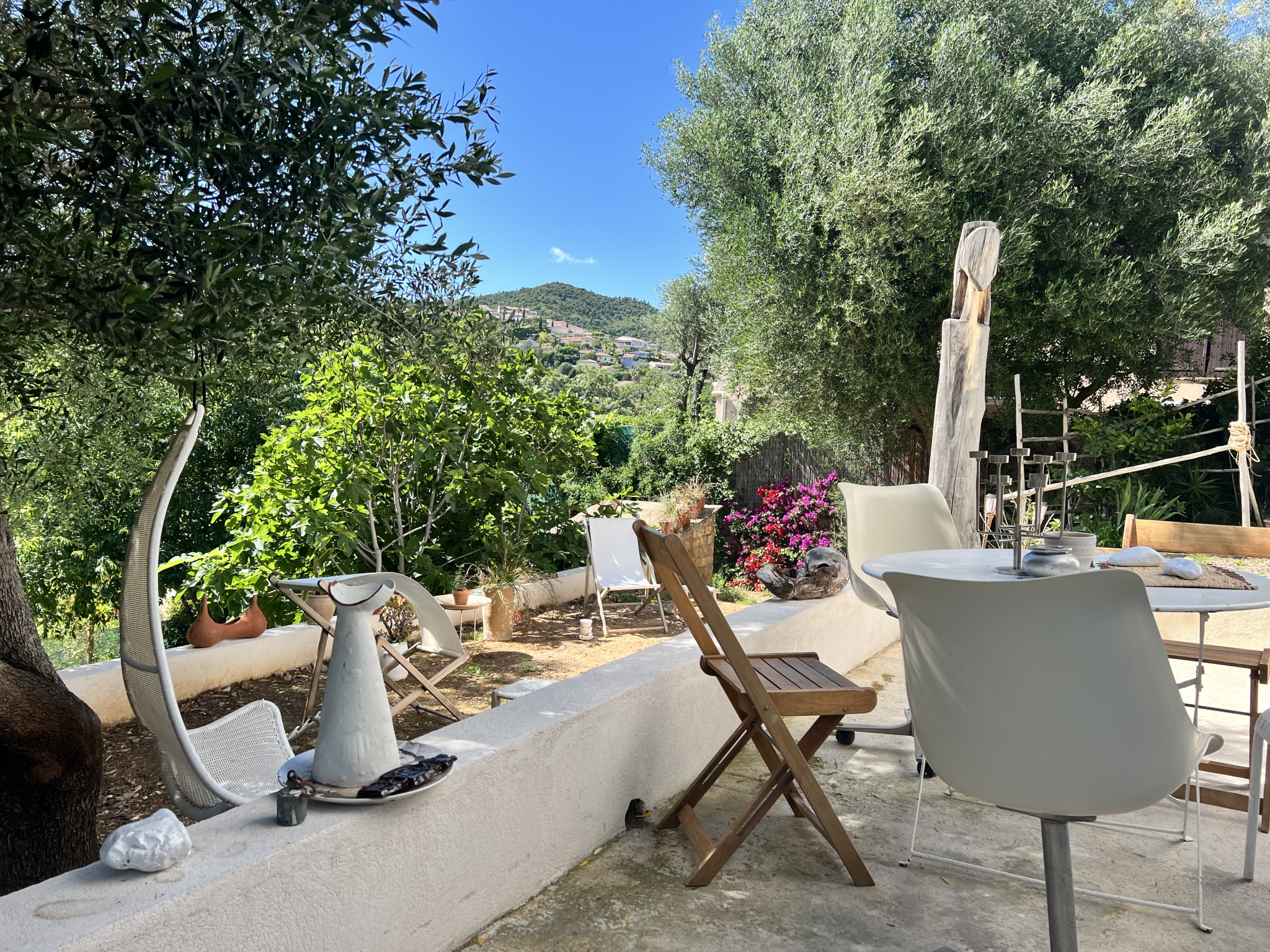 &lsquo;Villa Planquée&rsquo; sur le Paradis des années 30 avec jardin.