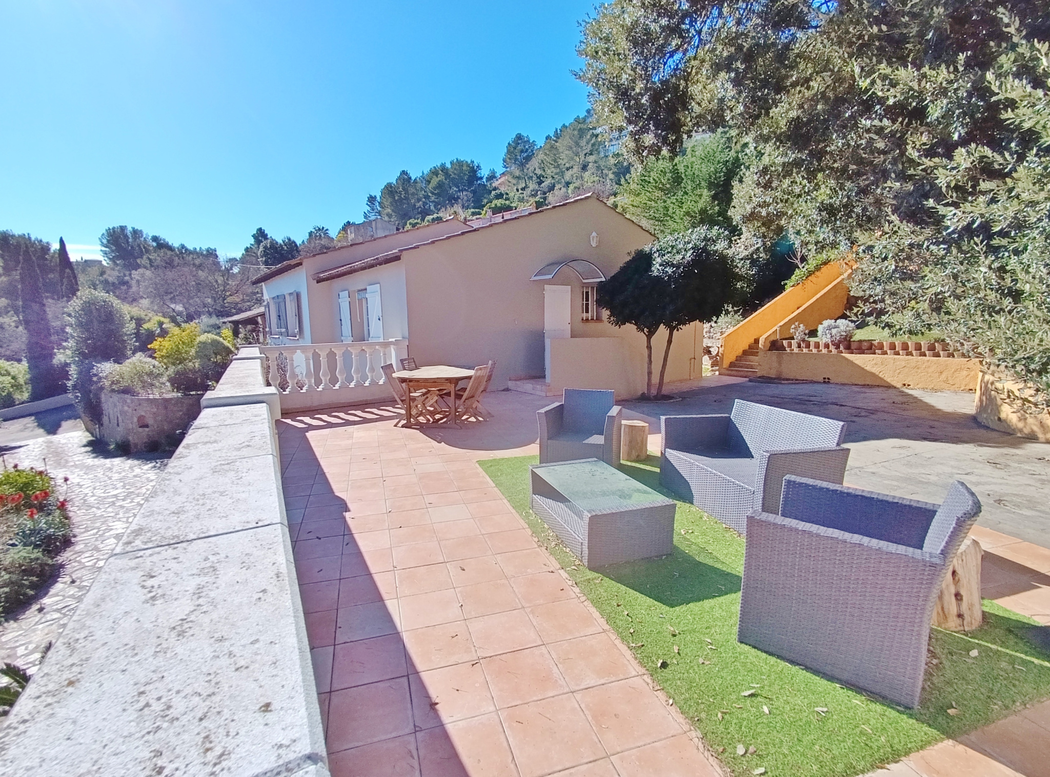 VILLA VUE DEGAGEE – MER – SECTEUR PRISE – HYERES – PISCINE – LUMINEUSE