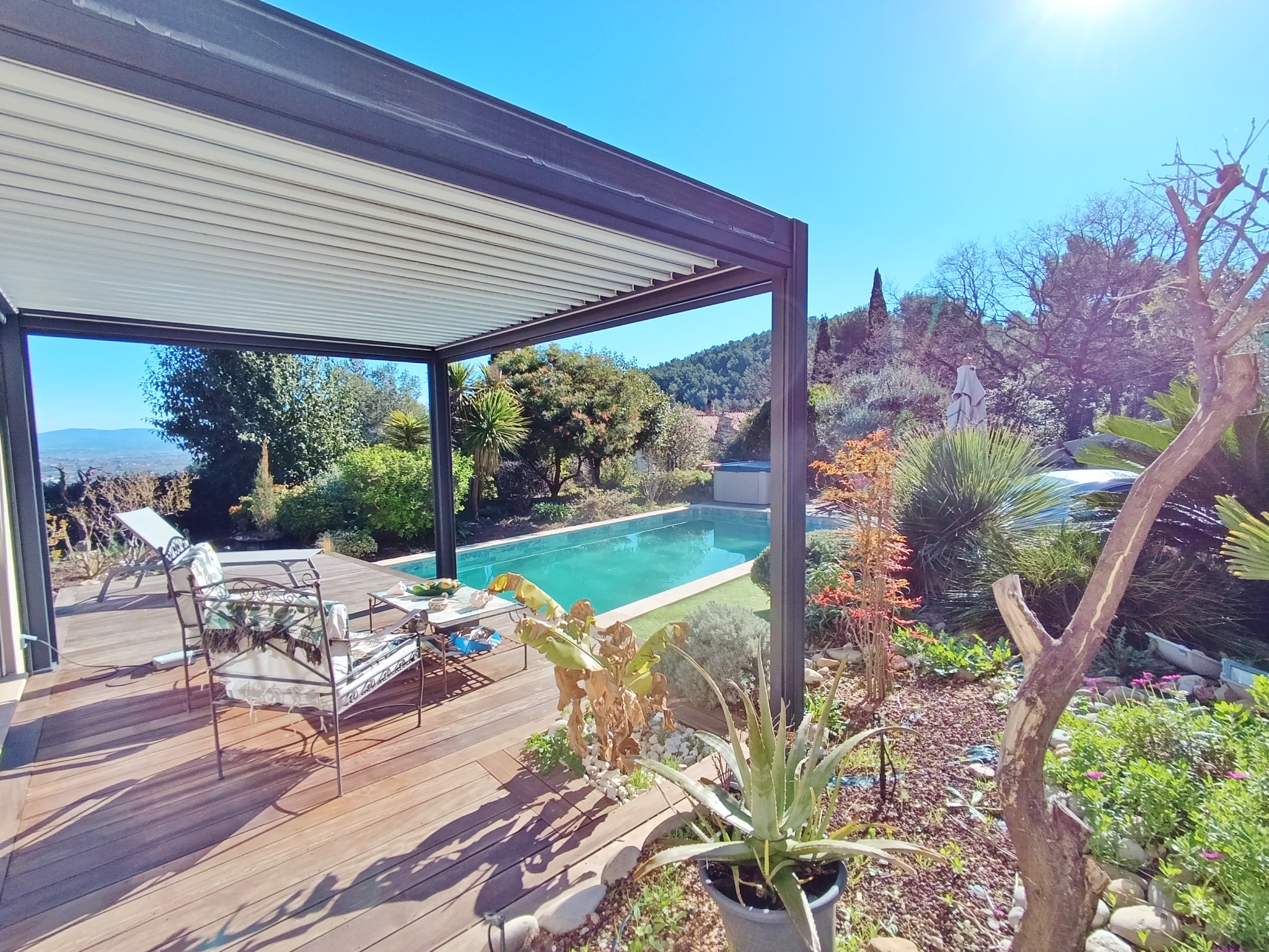 VILLA VUE DEGAGEE – MER – SECTEUR PRISE – HYERES – PISCINE – LUMINEUSE