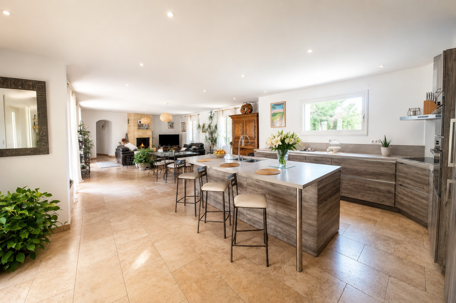 Maison avec 4 chambres, terrain de 1800m2, piscine et garage