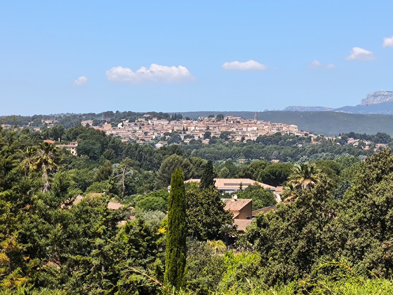 Maison avec 4 chambres, terrain de 1800m2, piscine et garage