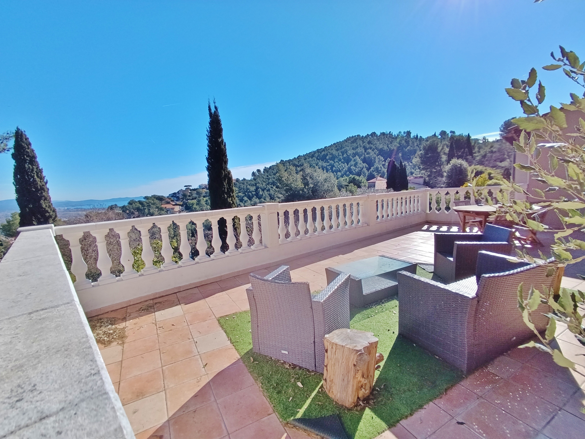 VILLA VUE DEGAGEE – MER – SECTEUR PRISE – HYERES – PISCINE – LUMINEUSE