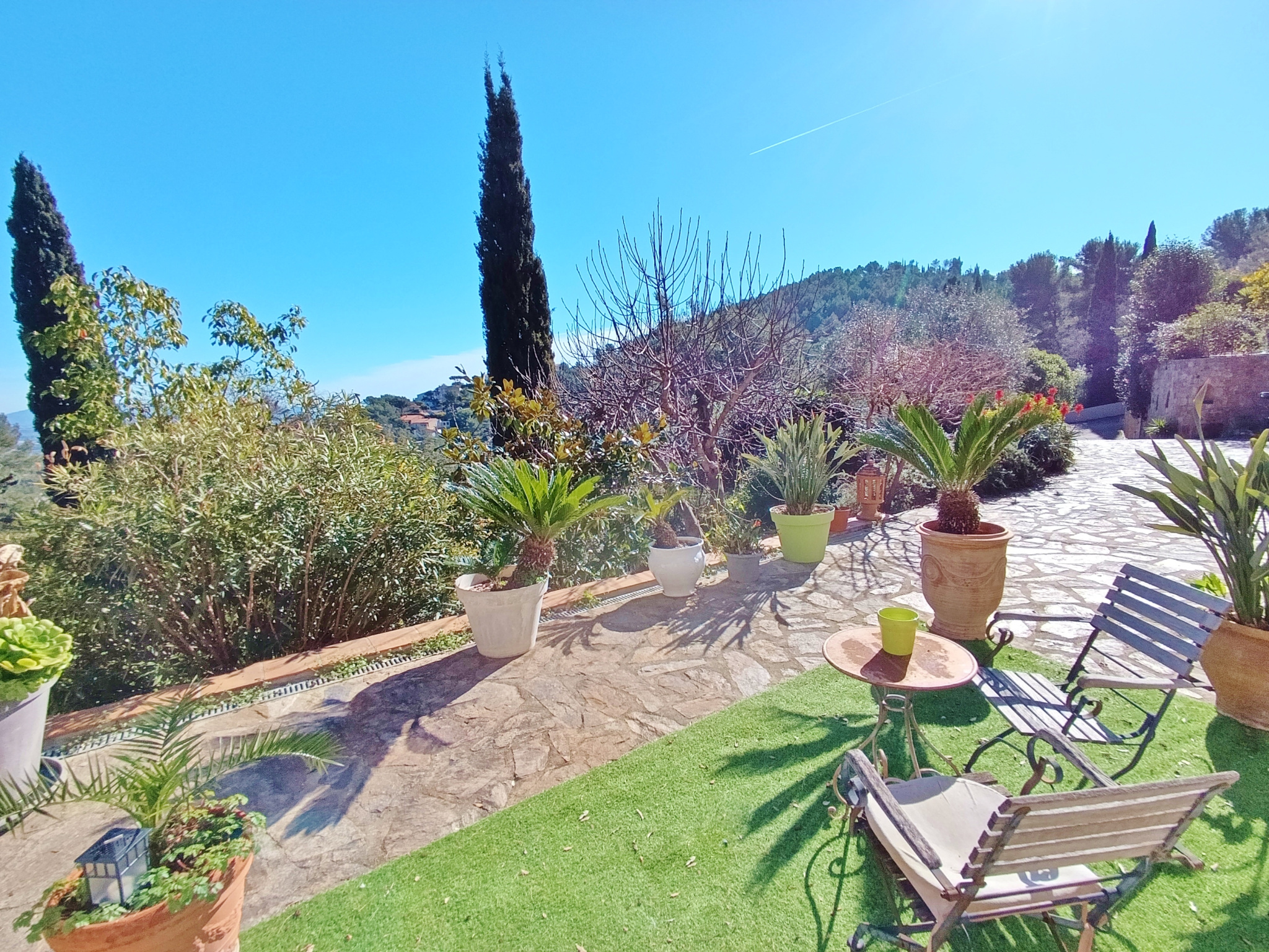 VILLA VUE DEGAGEE – MER – SECTEUR PRISE – HYERES – PISCINE – LUMINEUSE