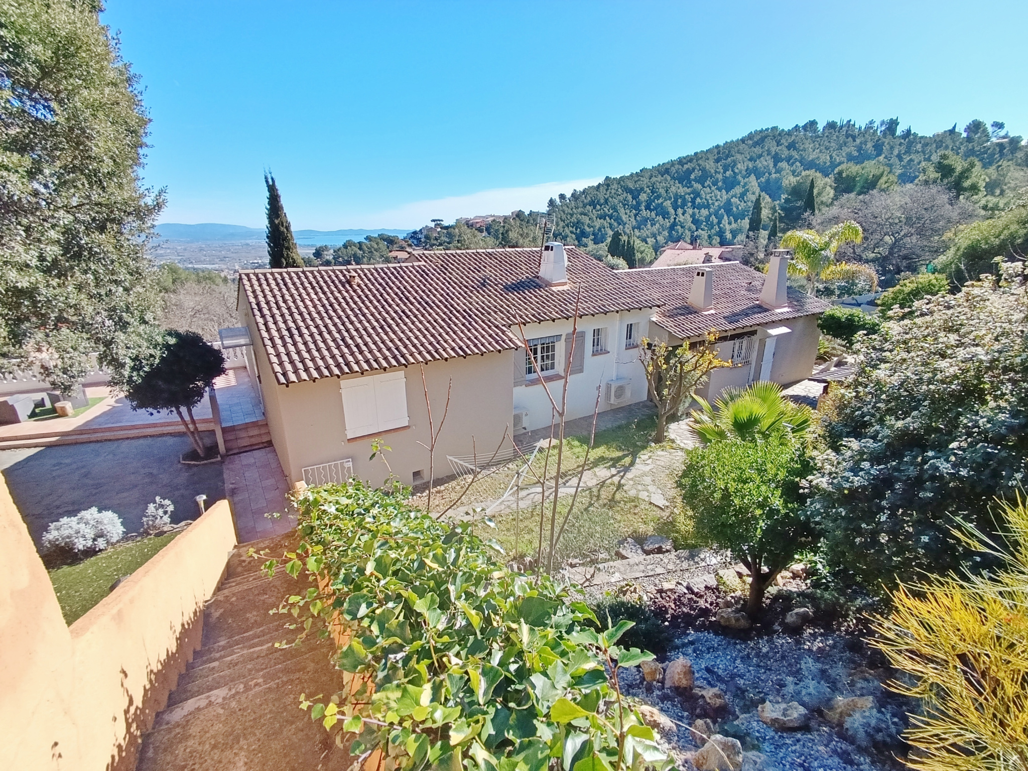 VILLA VUE DEGAGEE – MER – SECTEUR PRISE – HYERES – PISCINE – LUMINEUSE