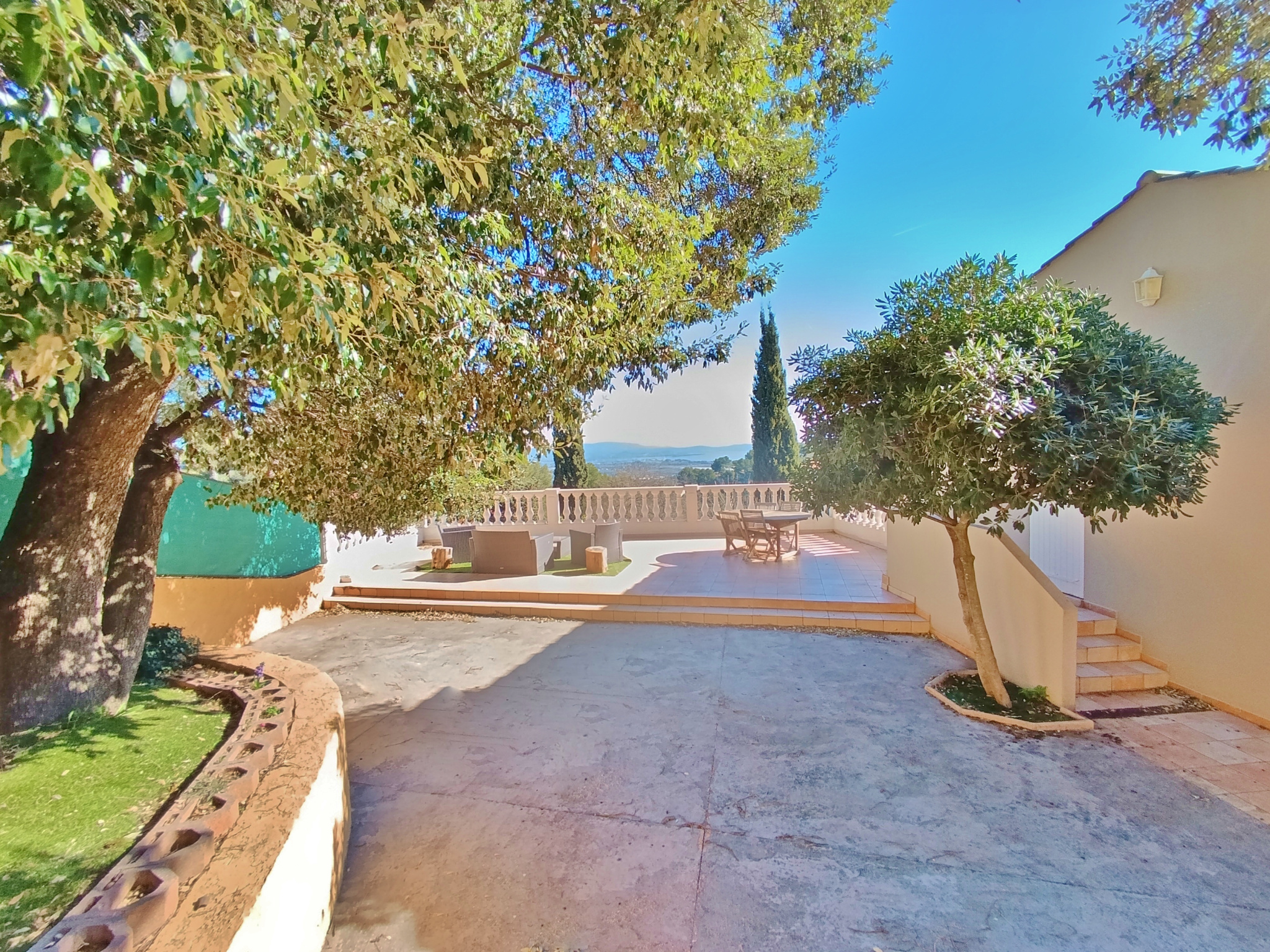 VILLA VUE DEGAGEE – MER – SECTEUR PRISE – HYERES – PISCINE – LUMINEUSE