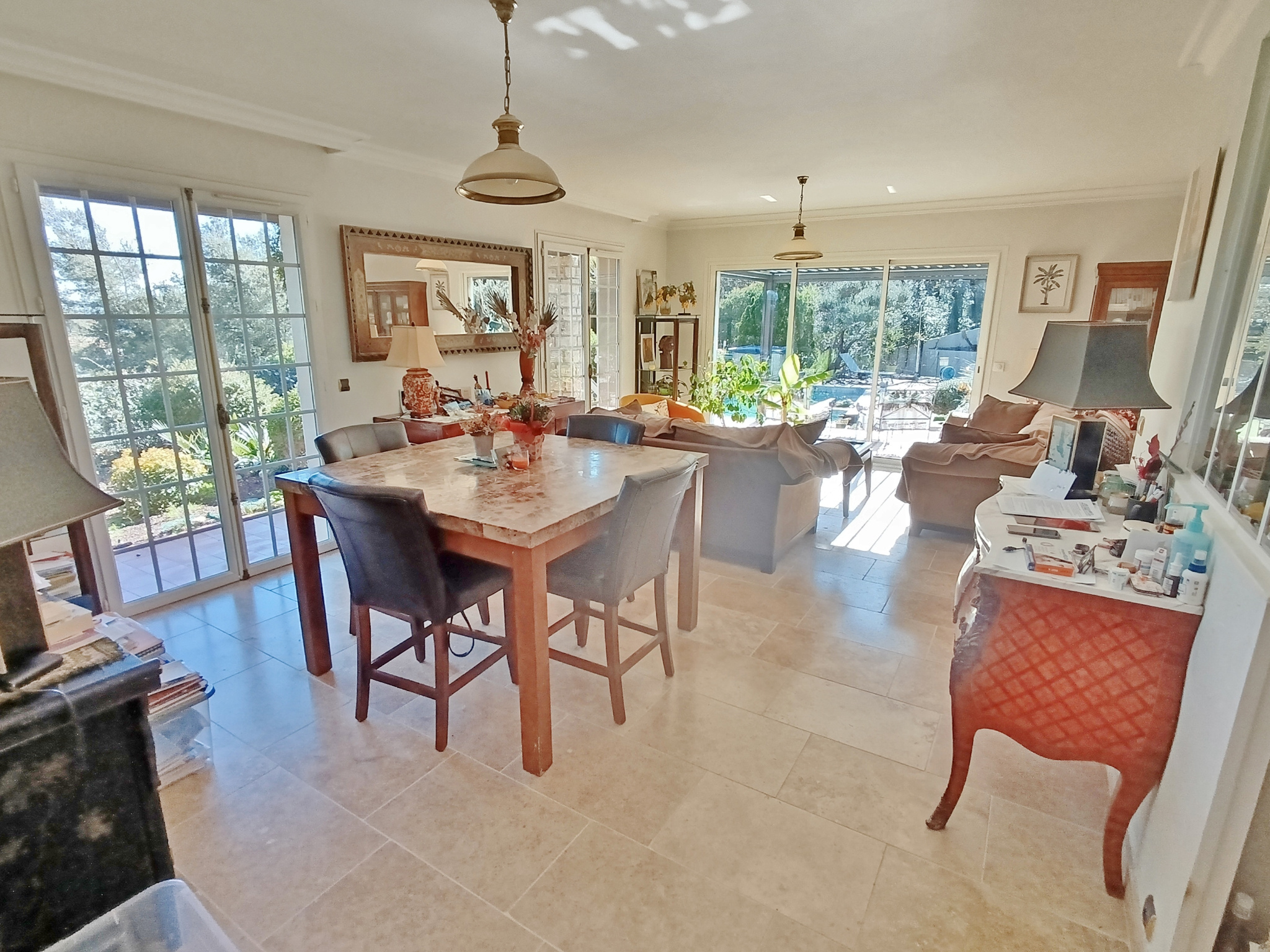VILLA VUE DEGAGEE – MER – SECTEUR PRISE – HYERES – PISCINE – LUMINEUSE