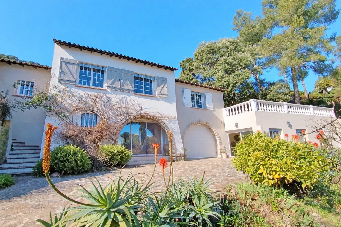 VILLA VUE DEGAGEE – MER – SECTEUR PRISE – HYERES – PISCINE – LUMINEUSE