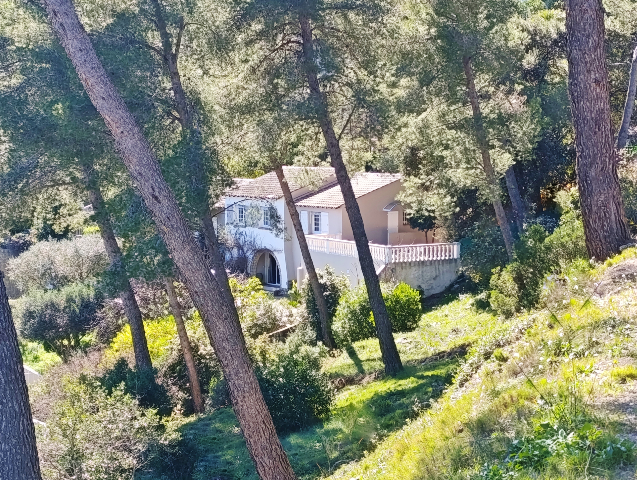VILLA VUE DEGAGEE – MER – SECTEUR PRISE – HYERES – PISCINE – LUMINEUSE