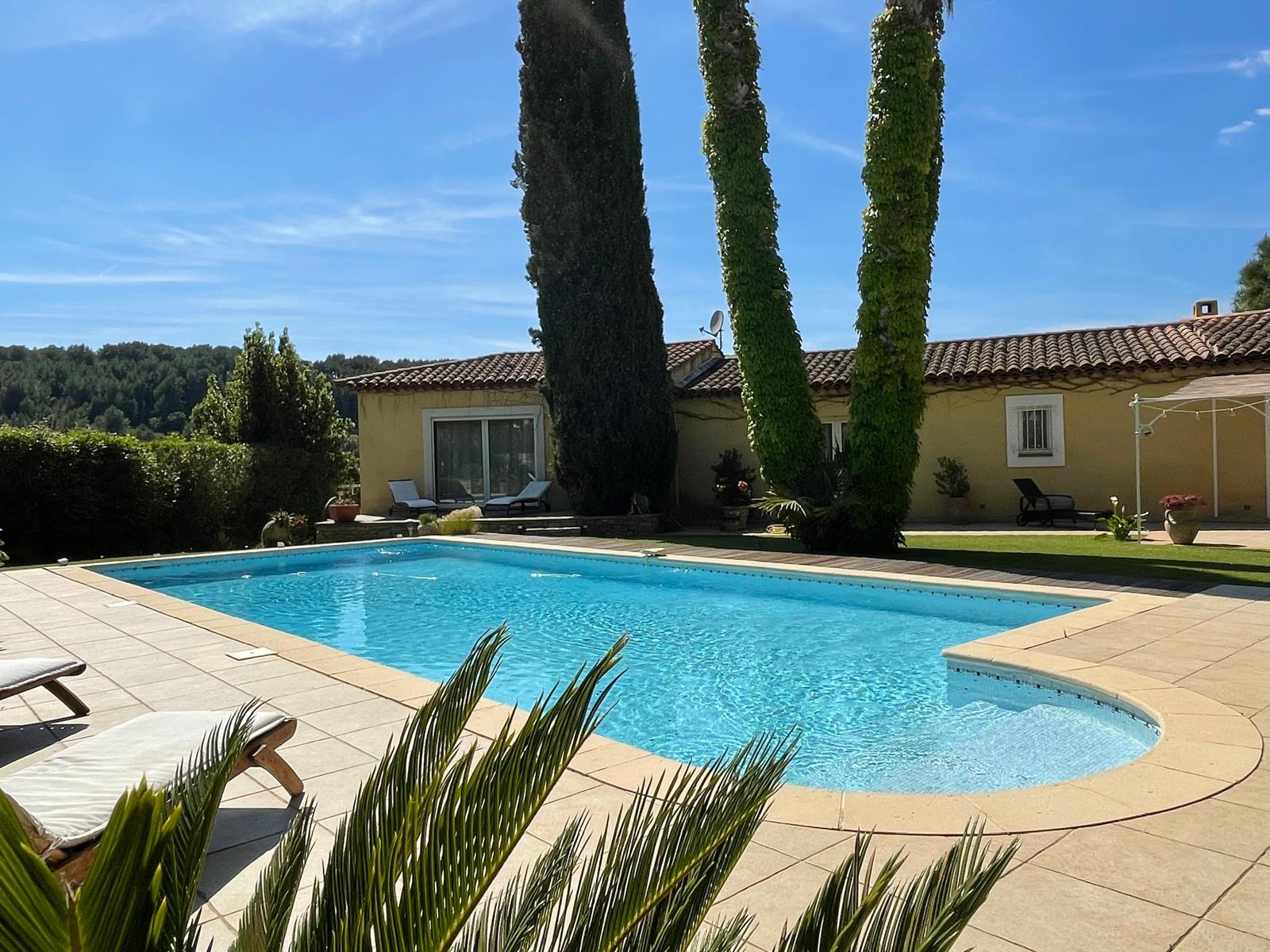 Maison avec 4 chambres, terrain de 1800m2, piscine et garage
