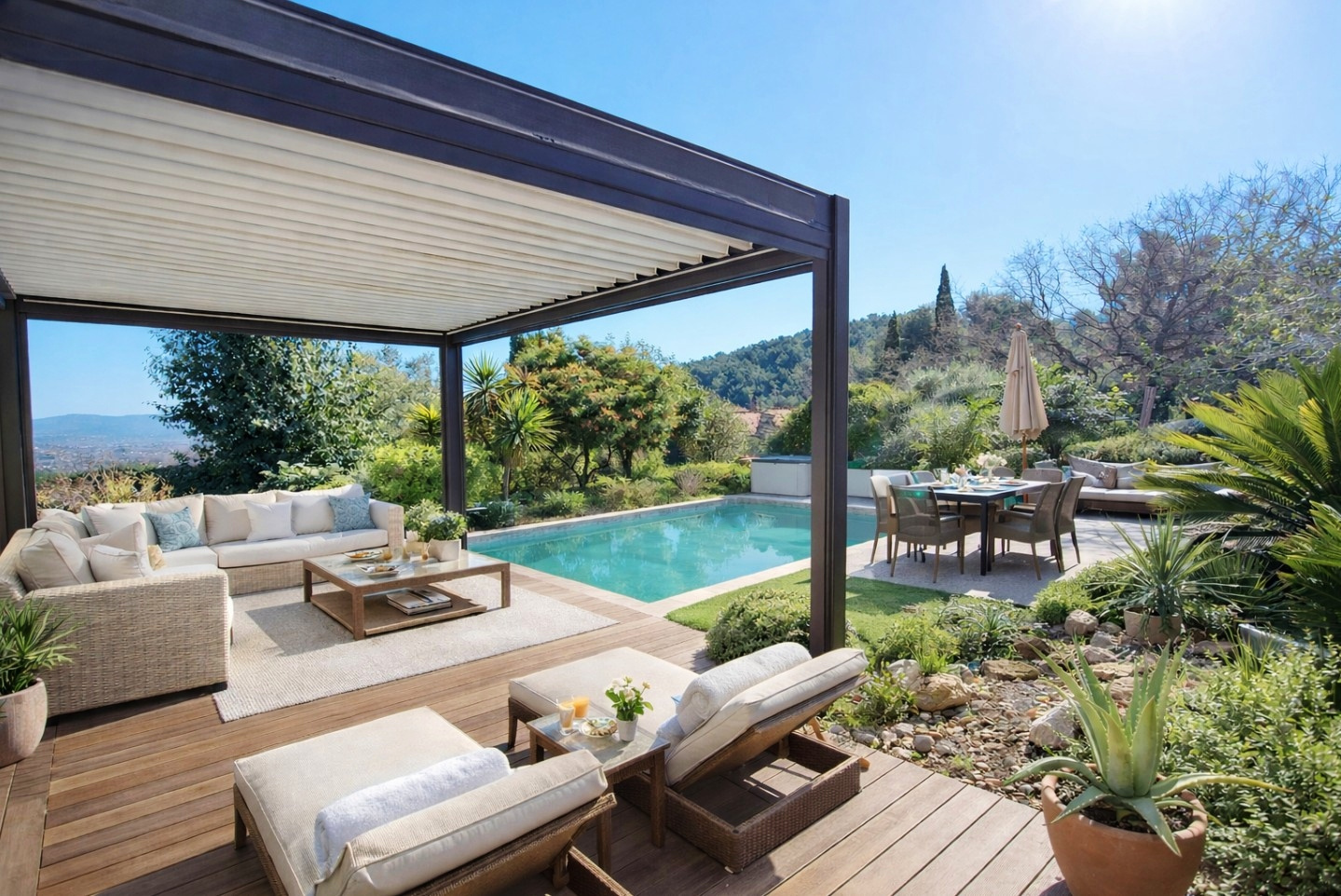 VILLA VUE DEGAGEE – MER – SECTEUR PRISE – HYERES – PISCINE – LUMINEUSE