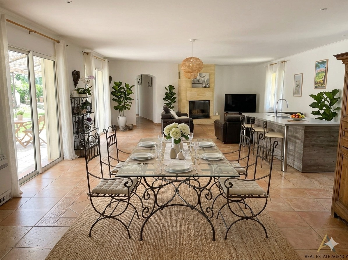 Maison avec 4 chambres, terrain de 1800m2, piscine et garage