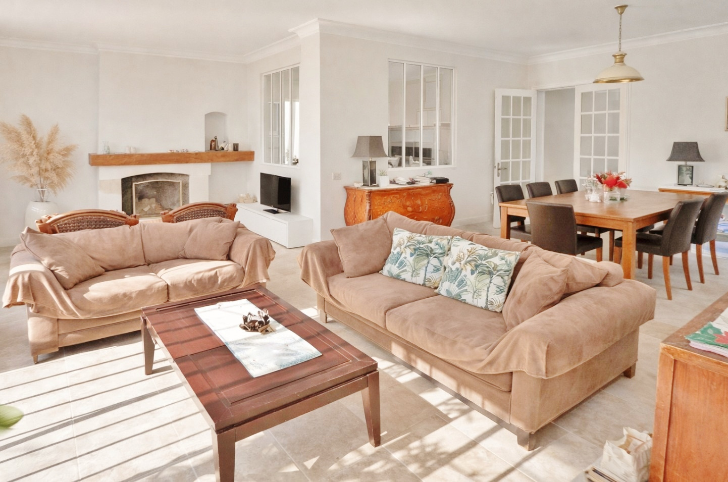 VILLA VUE DEGAGEE – MER – SECTEUR PRISE – HYERES – PISCINE – LUMINEUSE