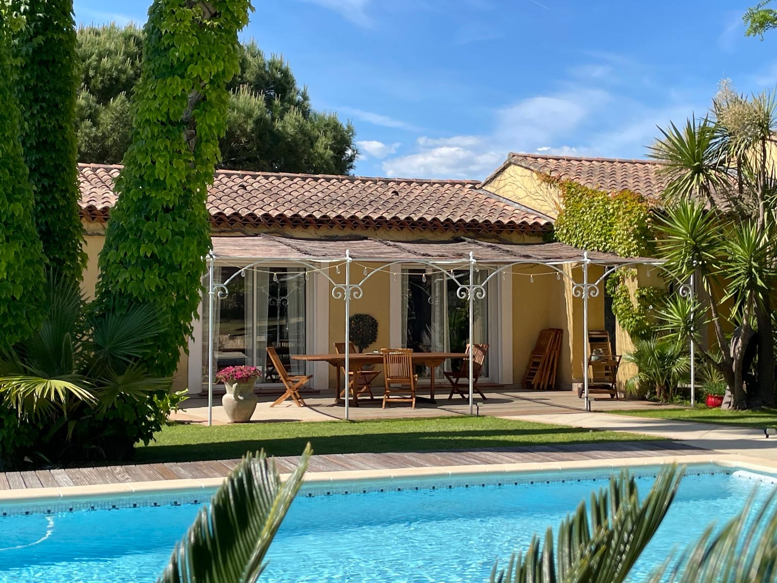 Maison avec 4 chambres, terrain de 1800m2, piscine et garage