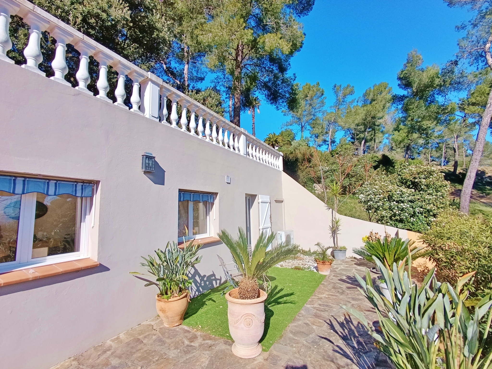 VILLA VUE DEGAGEE – MER – SECTEUR PRISE – HYERES – PISCINE – LUMINEUSE