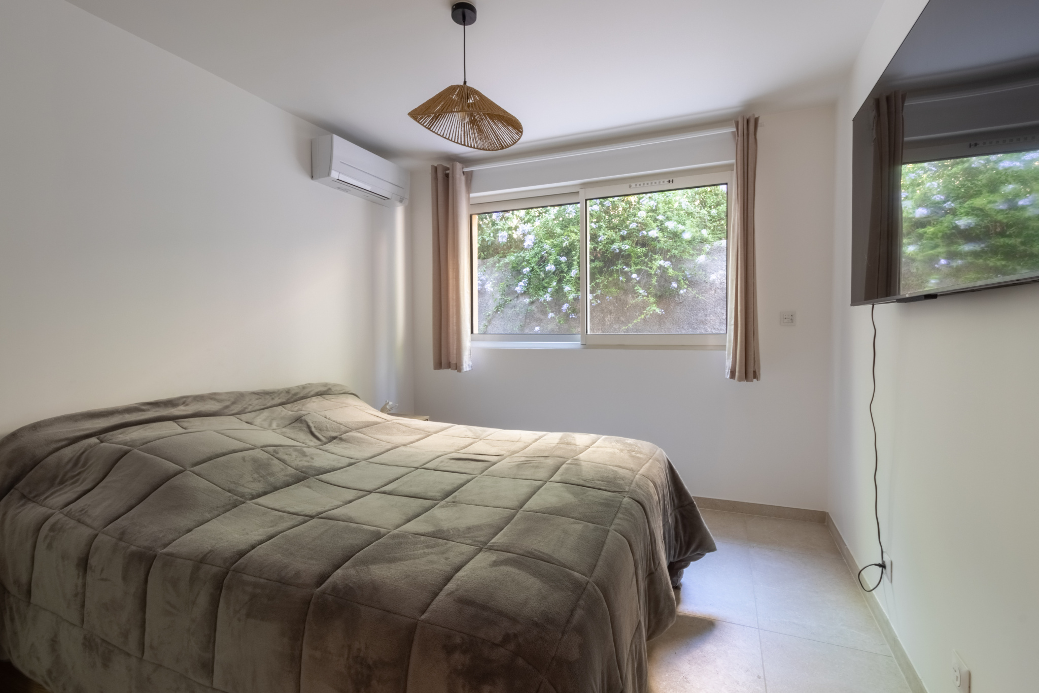 Appartement entièrement rénové / Secteur Costebelle/ Place de parking privative