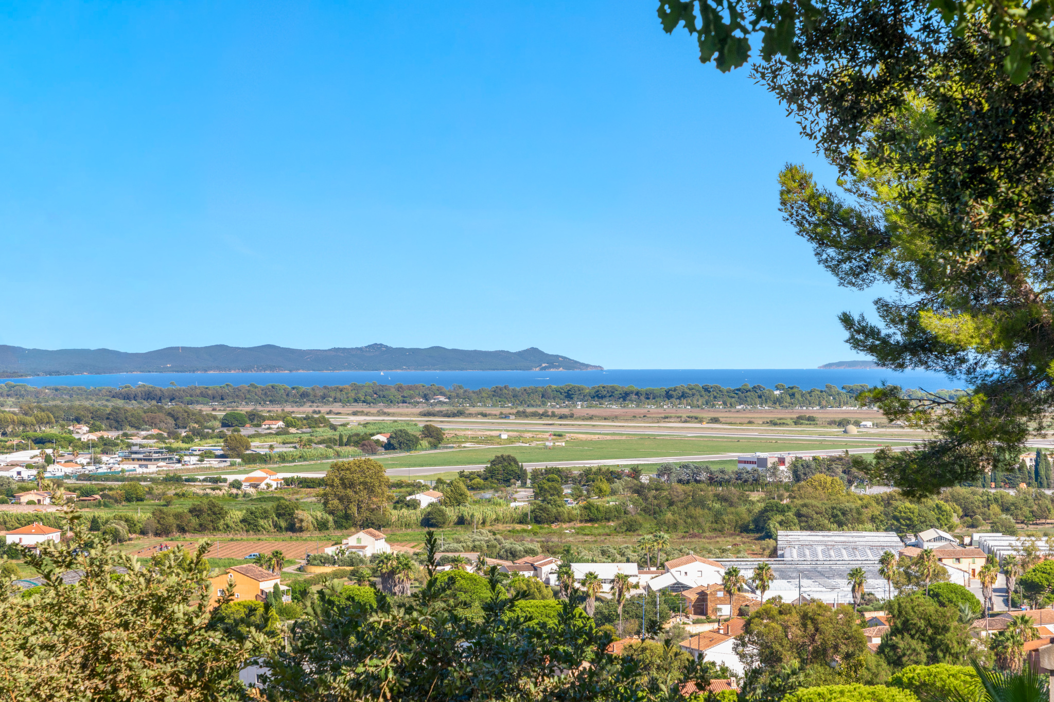 HYERES – PROPRIETE D&rsquo;EXCEPTION ENCADREE DE VERDURE