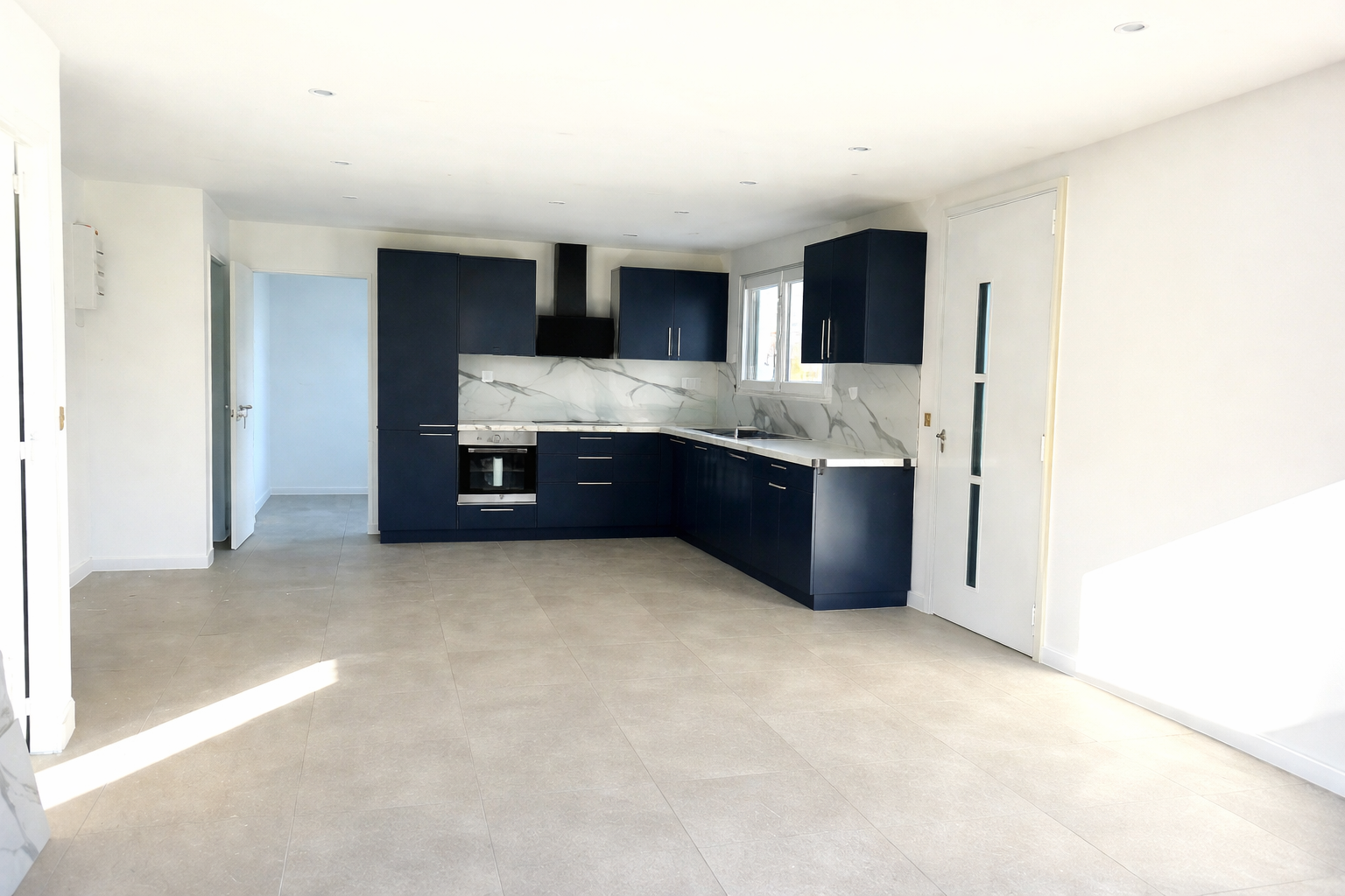 Maison T4 vue dégagée sur les collines environnantes.