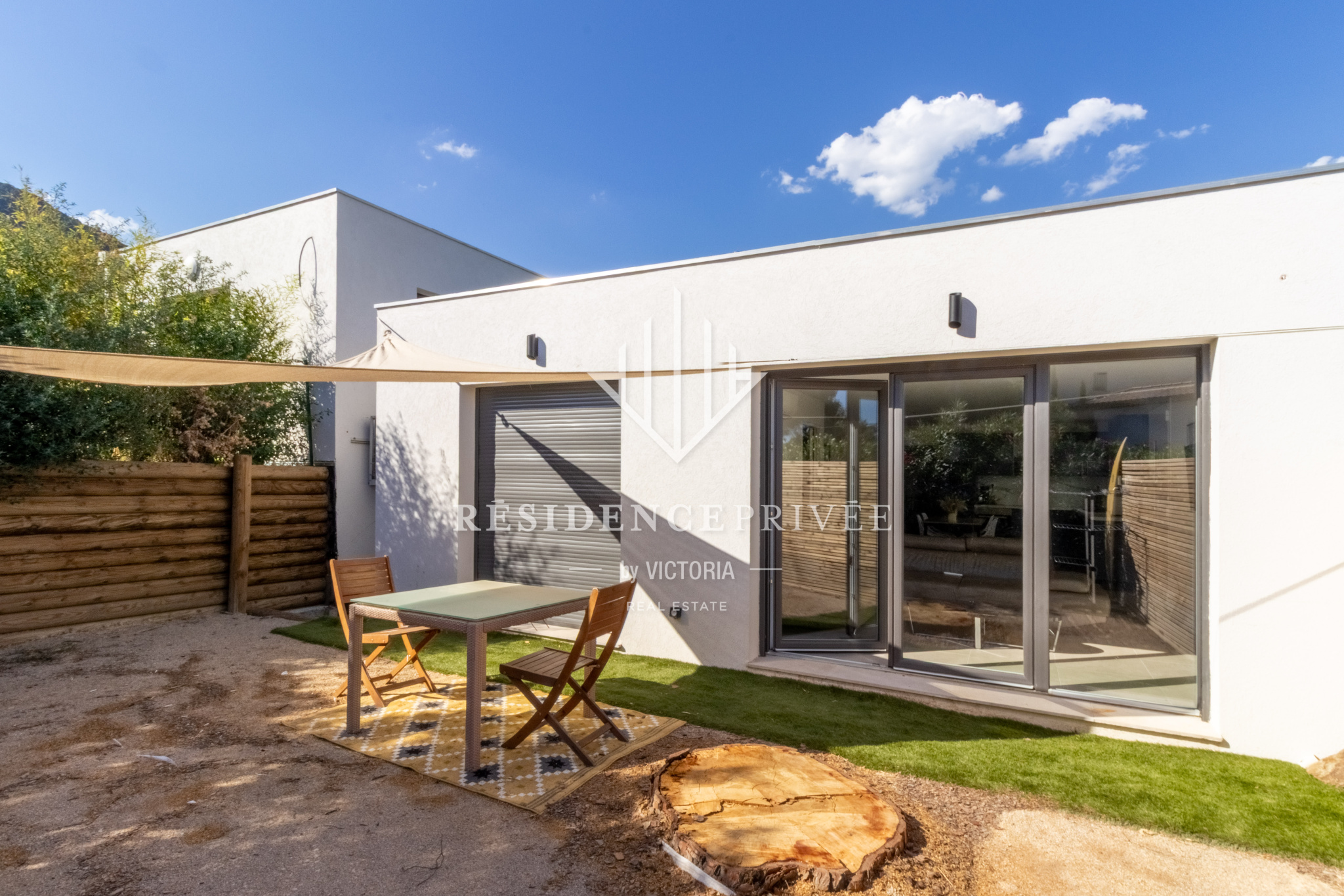 Maison T4 vue dégagée sur les collines environnantes.