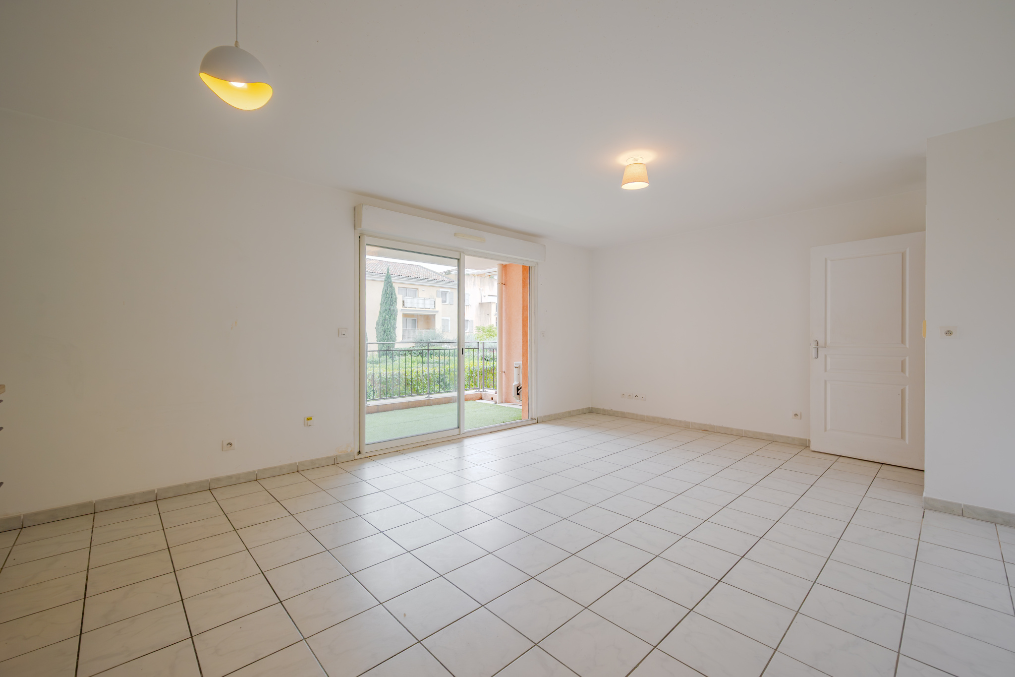 AU CALME ET TRAVERSANT, AVEC TERRASSE ET GARAGE …