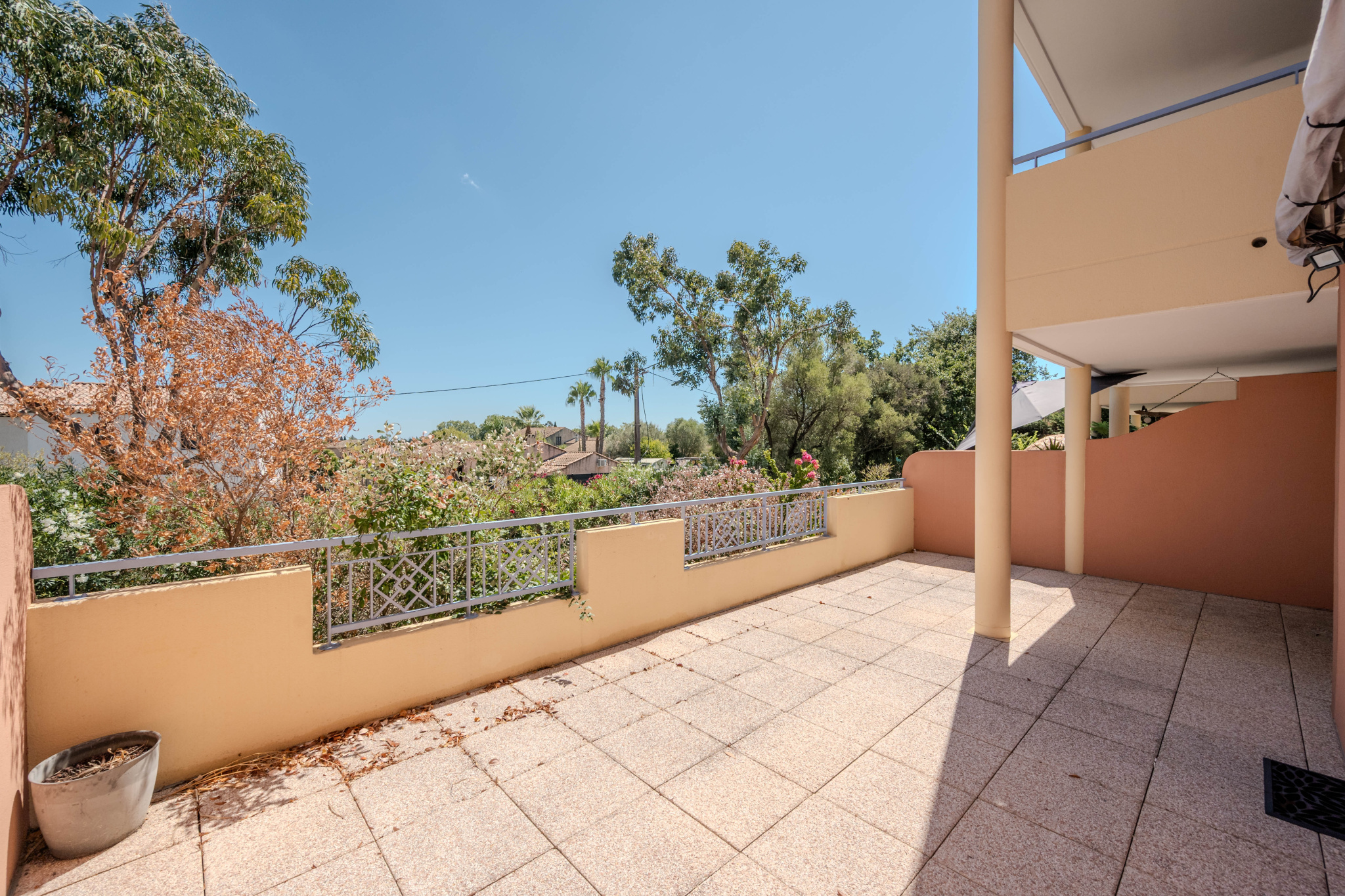 JOLI T2 AVEC GRANDE TERRASSE ET VUE DEGAGEE …