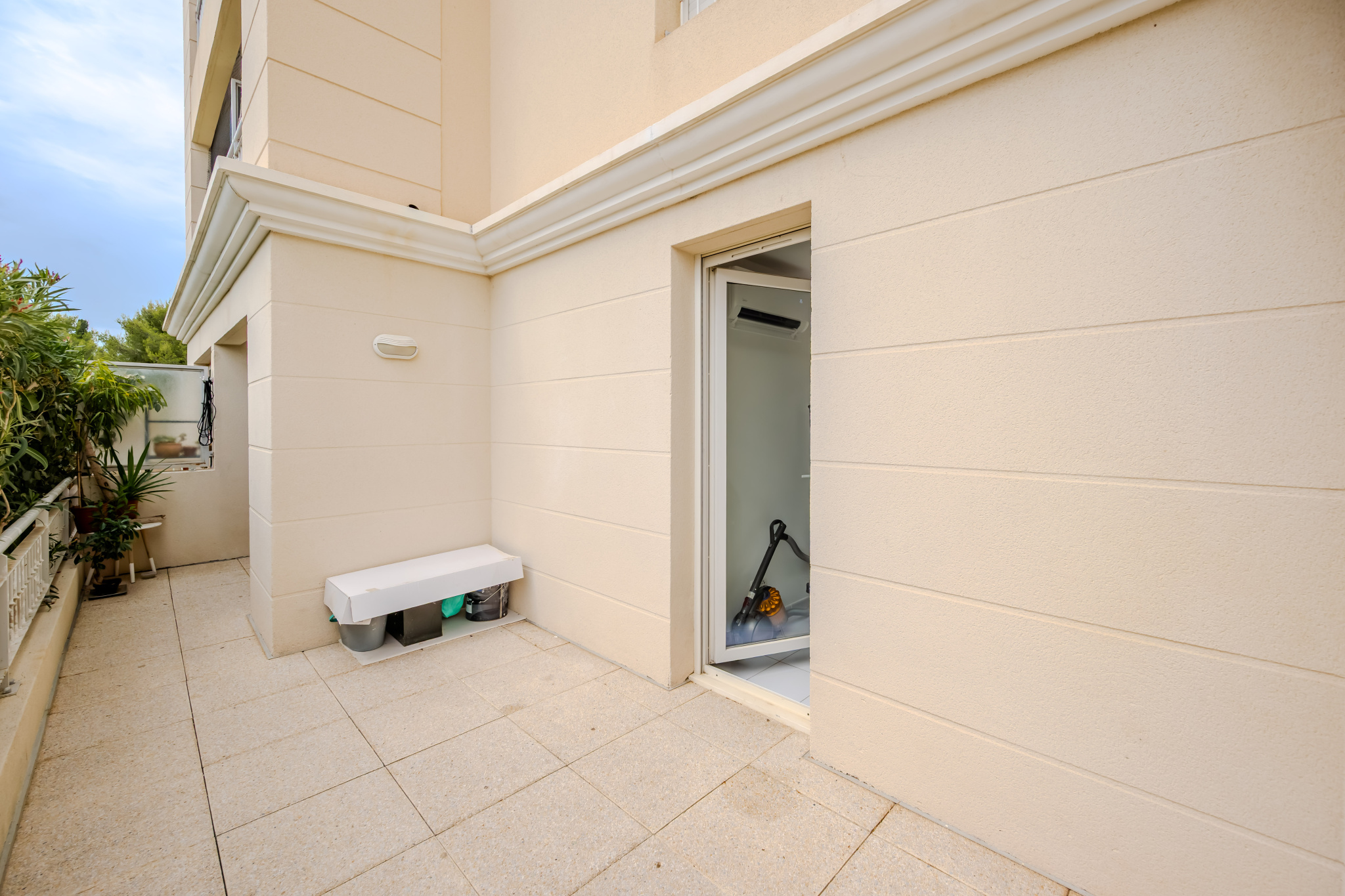 GRANDE TERRASSE EN REZ-DE-JARDIN …