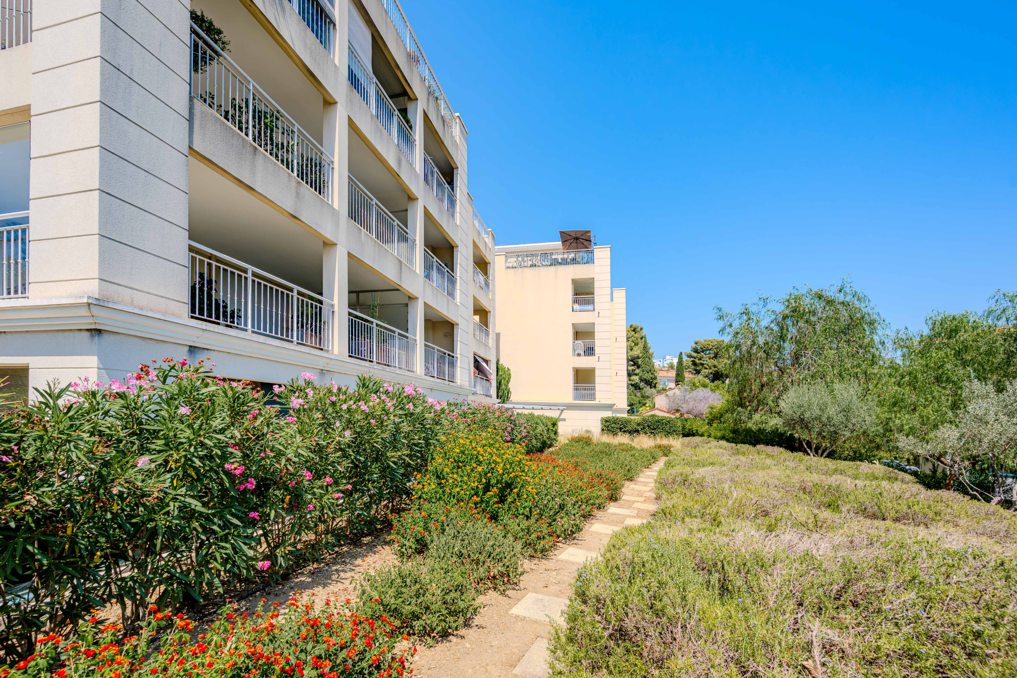 GRANDE TERRASSE EN REZ-DE-JARDIN …