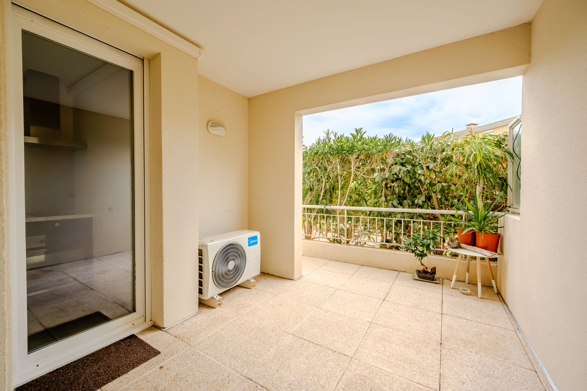 GRANDE TERRASSE EN REZ-DE-JARDIN …