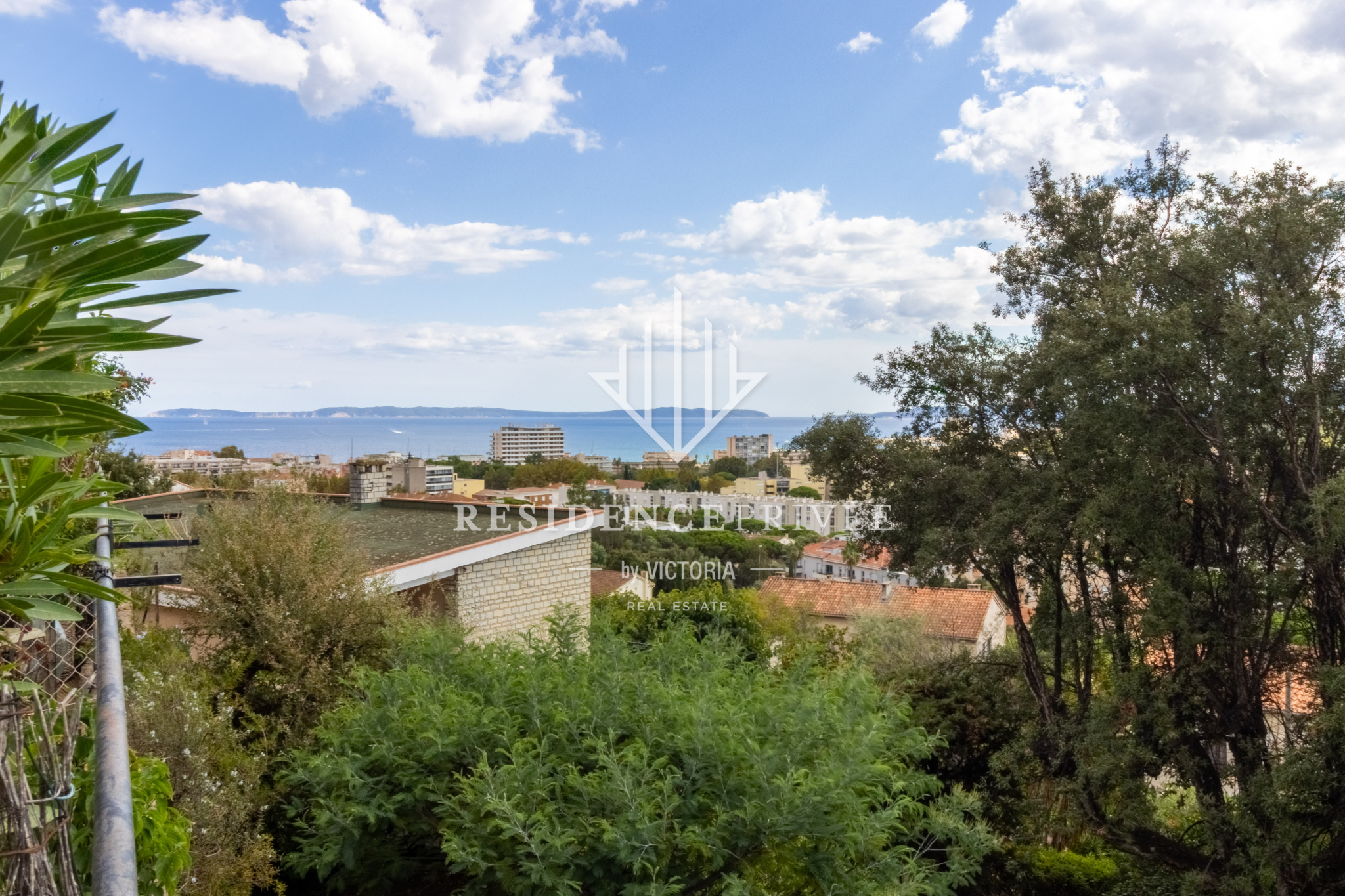 Le Lavandou grande terrasse vue mer & parking privé.
